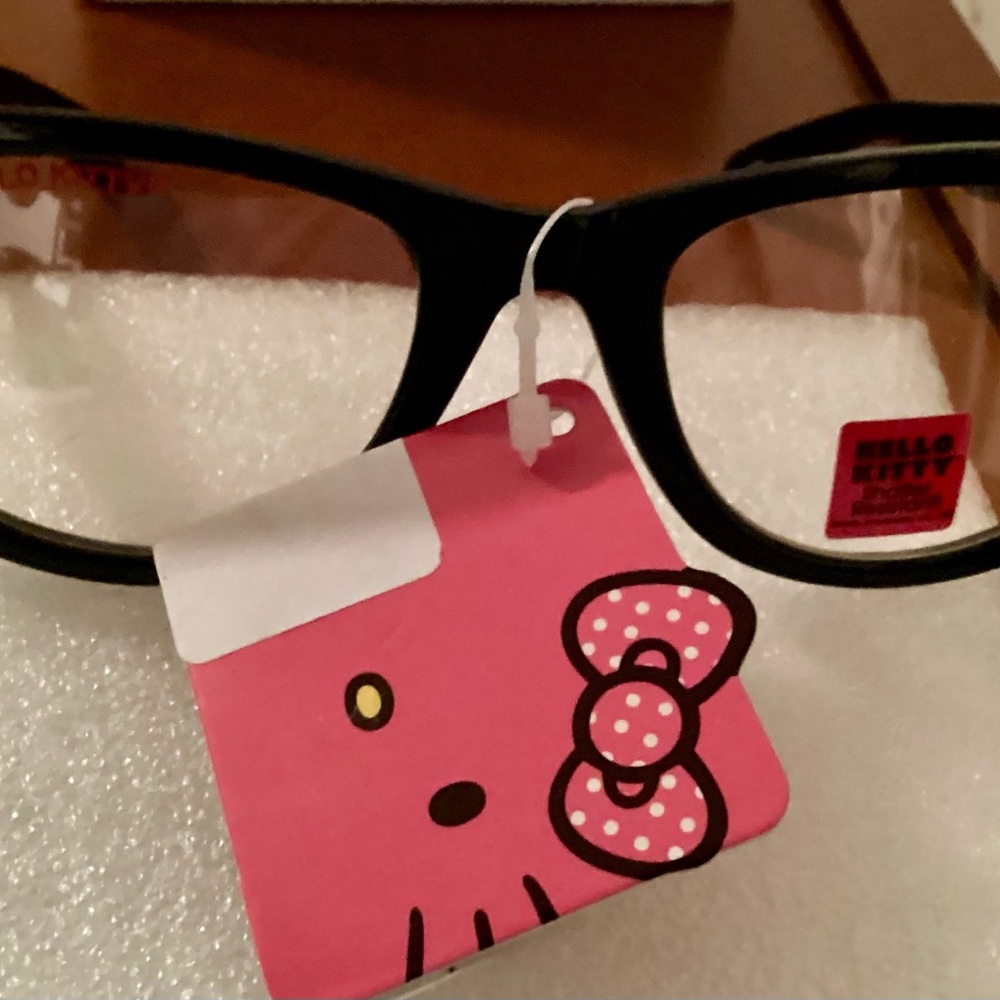 HELLO KITTY CLEAR FRAMES WITH KITTY.